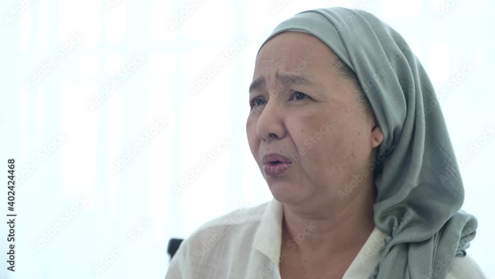 The young professional doctor is examining, treating, and giving instructive advice on health. With elderly female cancer patients, talking together