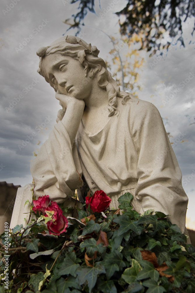 eine Frau in Trauer hinter roten Rosen