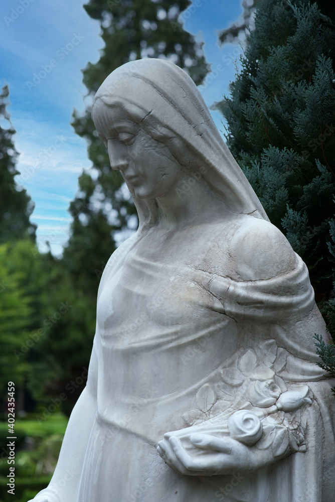 schöne Madonnenfigur mir Blumen im Arm schöne Madonnenfigur mir Blumen im Arm