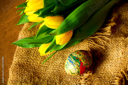 gelbe tulpen und Marmoriertes osterei photo