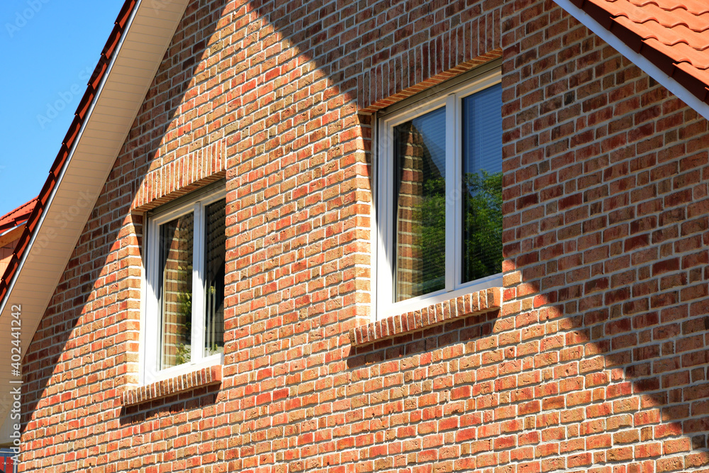 Fassade eines modernen neu gebauten Fertighauses mit Vorsatz-Verklinkerung Fassade eines modernen neu gebauten Fertighauses mit Vorsatz-Verklinkerung