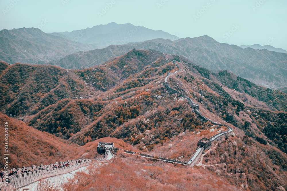 gran muralla china entre montañas tonos verdes y marrones viaje a china mutianyu