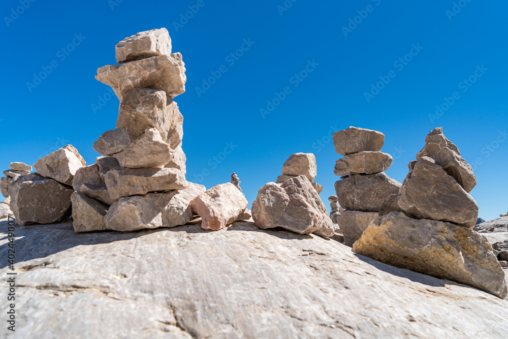 Steinmännchen auf einem großen Stein
