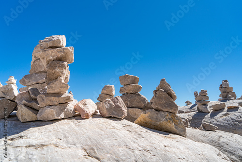 Steinmännchen stehen auf einem Felsen