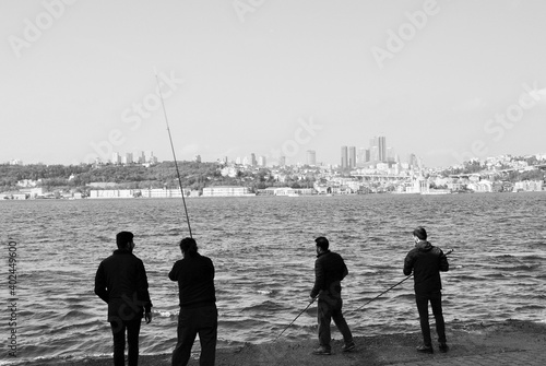 Silhouette von Fischern am Bosporus
