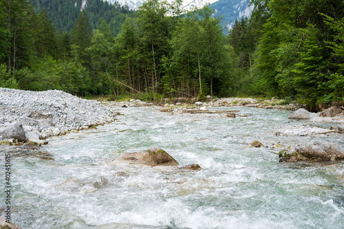 Der wilde Fluss in den Bergen mit kristallklaren smaragdwasser