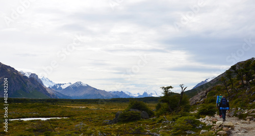 Wanderer auf einem Wanderweg durch den Nationalpark Torres del Paine in Patagonien.