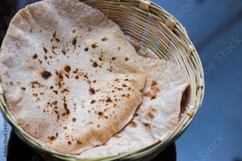 Tableau sur toile selective focus of Indian bread Roti or Chapati with a hand made bamboo basket