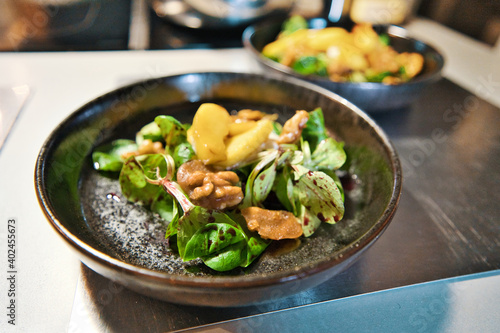 Feldsalat mit kandierten Walnüssen und Honigäpfel auf Balsamico Dressing
