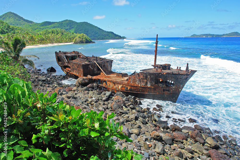 Wrak statku na wybrzeżu Samoa Amerykańskiego - obrazy, fototapety, plakaty 
