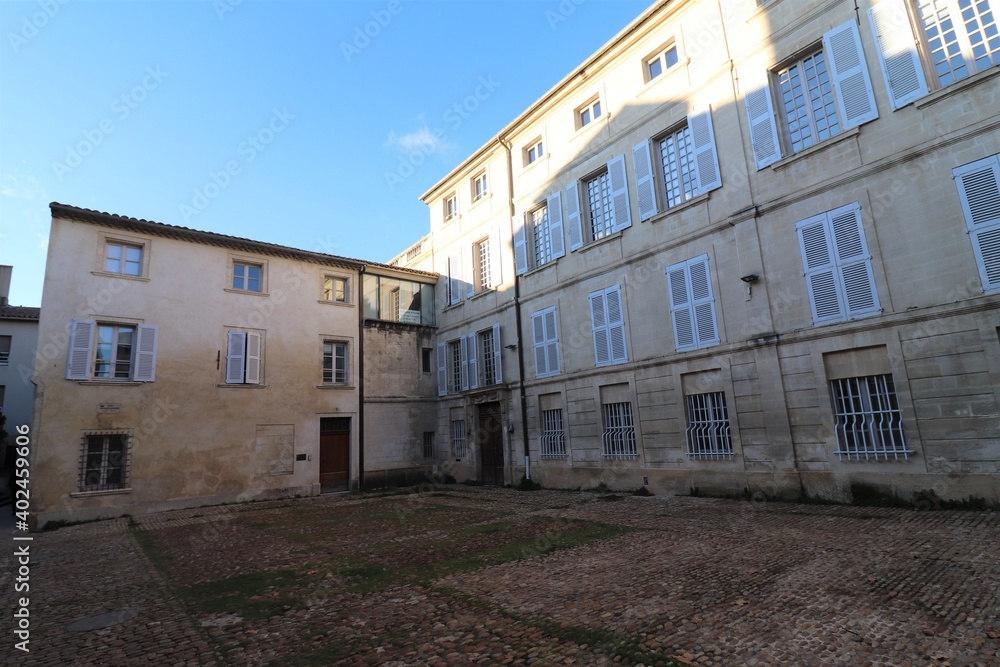 la place Maurice Bonnard, place piétonne bordée de maisons typiques, ville de Avignon, département du Vaucluse, France