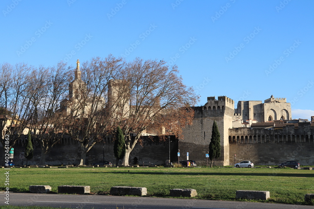 Les remparts d'Avignon vus depuis l'expérieur de la ville, ville de Avignon, département du Vaucluse, France