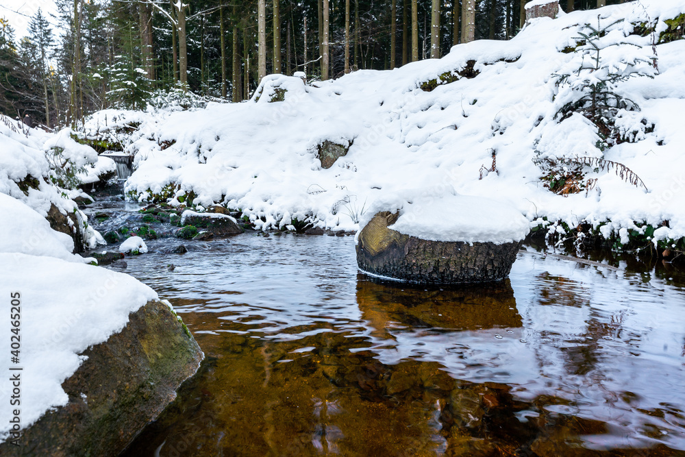 Winterlandschaft mit kleinem Bach im Bayerischen Wald