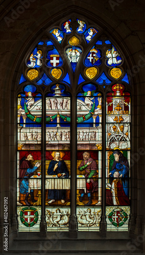 Vitrail des Compagnons d'Emmaüs dans l'église de Brou à Bourg-en-Bresse, France