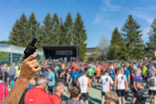Billede på lærred Holding a gun in a public event