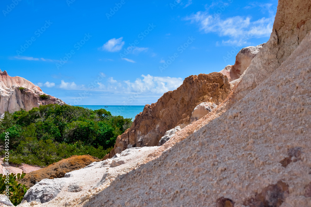 Falésia no litoral de Trancoso na Bahia. Formação rochosa de praia	