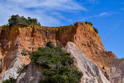 Falésia no litoral de Trancoso na Bahia. Formação rochosa de praia 