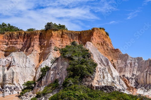 Falésia no litoral de Trancoso na Bahia. Formação rochosa de praia 