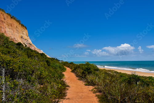 Caminho ao lado do oceano e falésia no litoral de Trancoso na Bahia