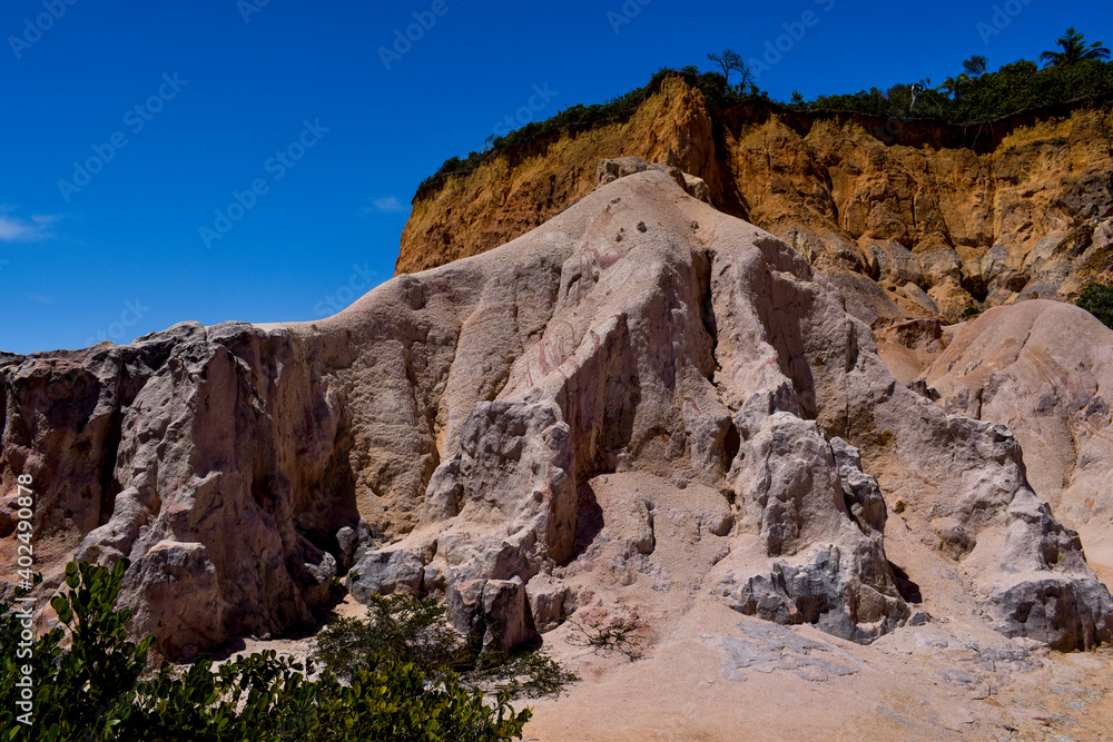 Falésia no litoral de Trancoso na Bahia. Formação rochosa de praia