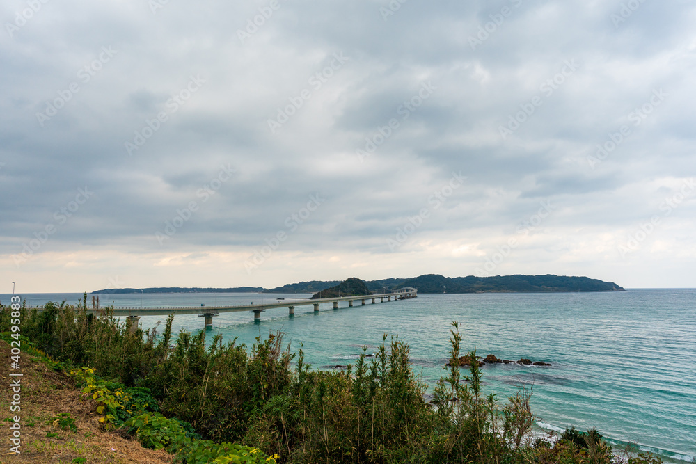 角島　冬の日本海と角島大橋