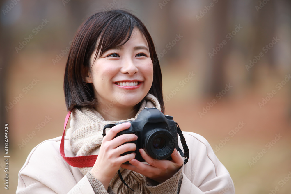 写真を撮る女性 写真を撮る女性