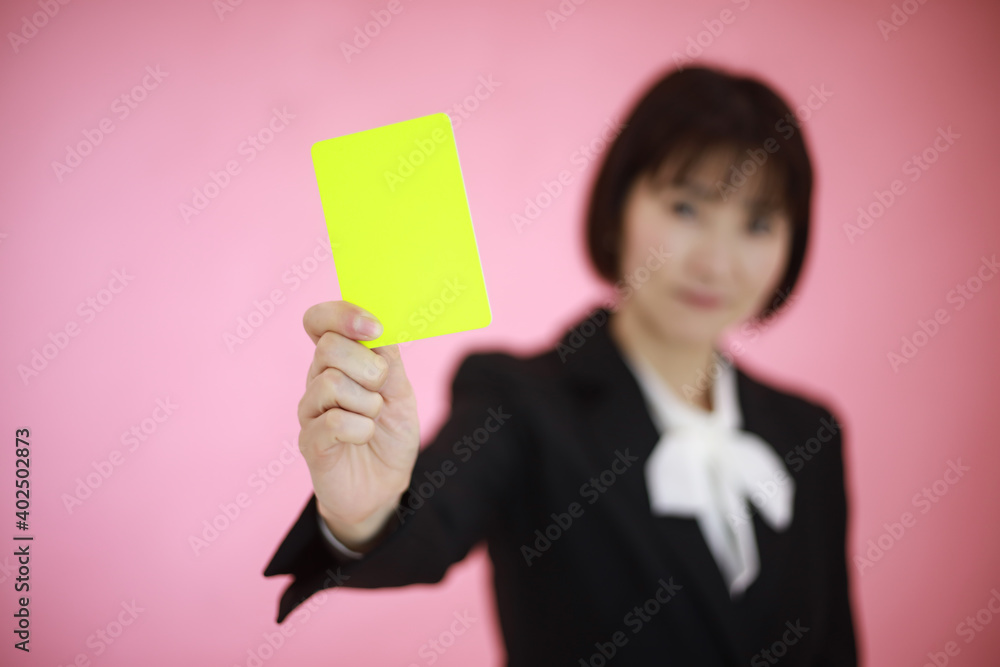 イエローカードを出す女性