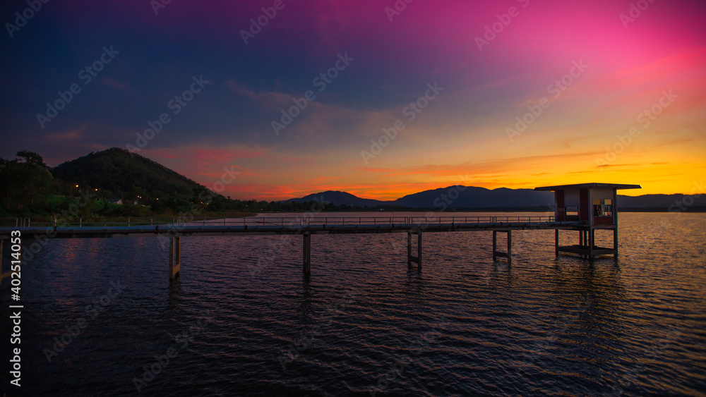 The background of the morning light, the wallpaper of the Twilight sky, the lake or the sea, is a natural beauty, seen between travel. The background of the morning light, the wallpaper of the Twilight sky, the lake or the sea, is a natural beauty, seen between travel.