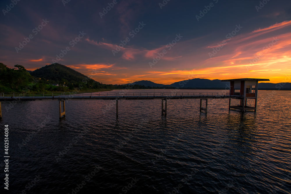 Obraz premium The background of the morning light, the wallpaper of the Twilight sky, the lake or the sea, is a natural beauty, seen between travel.