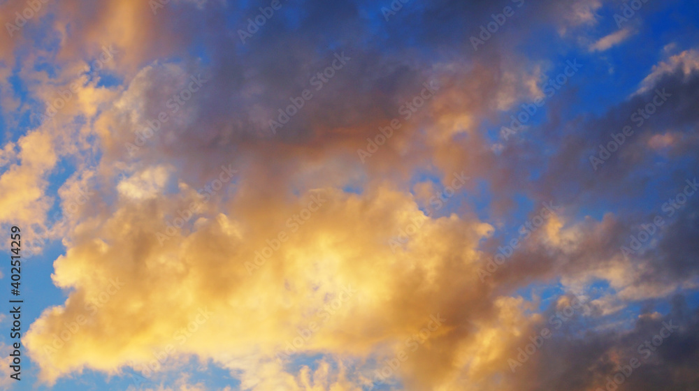 Obraz premium View of the blue sky with white and gray fluffy clouds on a sunny day