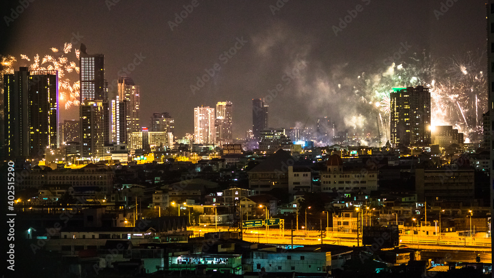 Naklejka premium The high angle background of the city view with the secret light of the evening, blurring of night lights, showing the distribution of condominiums, dense homes in the capital community