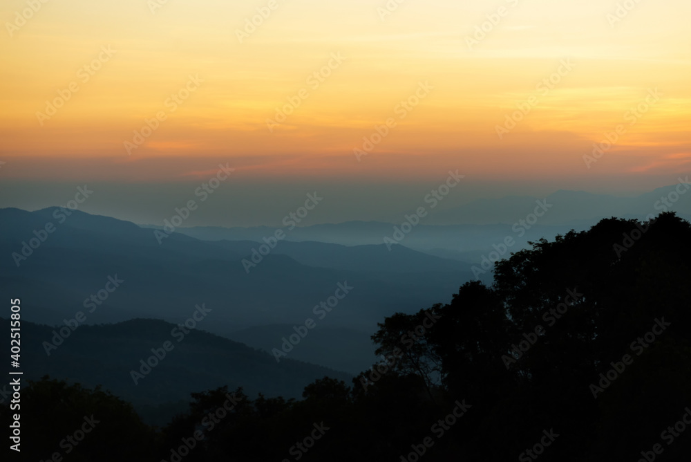 Obraz premium landscape in thailand sunrise on mountains peaceful with mist and sunlight at morning picturesque scenery outdoors travel.