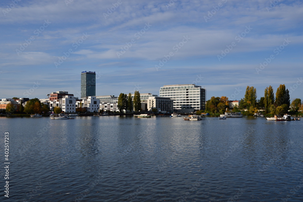 Panorama im Herbst am Fluss Spree, Stralau / Treptow, Berlin