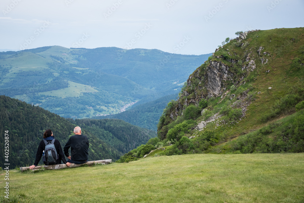Un couple de randonneurs assis à la montagne. Des randonneurs regardent le paysage de la montagne.