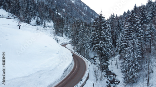 strada di montagna in inverno auto stradale sicurezza strada pulita neve 
