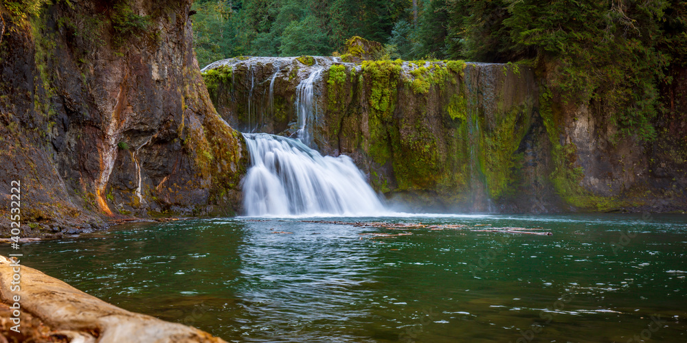 Obraz premium Upper Lewis Falls in Summer
