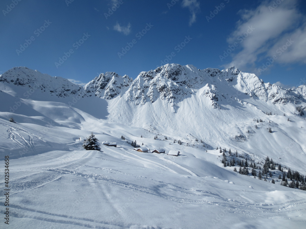 Eingeschneites Bergdorf in den Alpen