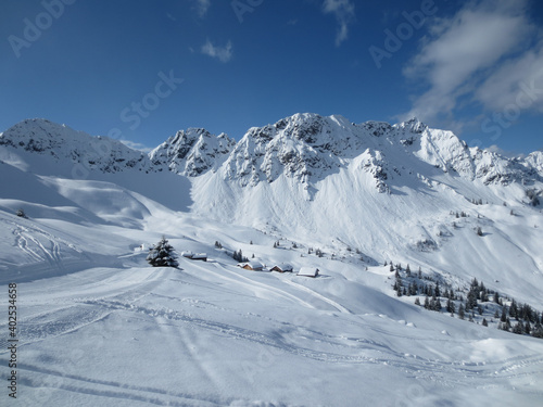 Eingeschneites Bergdorf in den Alpen