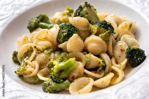 Obraz na plátně Piatto di orecchiette con broccoli e peperoncino, Cucina Italiana