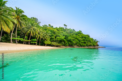 Fototapeta Naklejka Na Ścianę i Meble -  Albaguen Island (also known as Maxima and Albguan island) in Port Barton Bay with paradise white sand beaches - Tropical travel destination in Palawan, Philippines