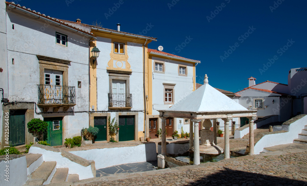 Place et fontaine dans le quartier ancien de Castelo de Vide, Portugal