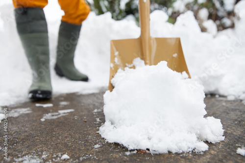 スコップを使って除雪