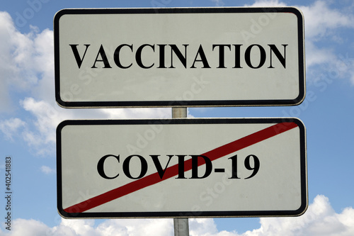 Concept d'incitation à la vaccination contre le covid-19 avec un panneau de circulation routière