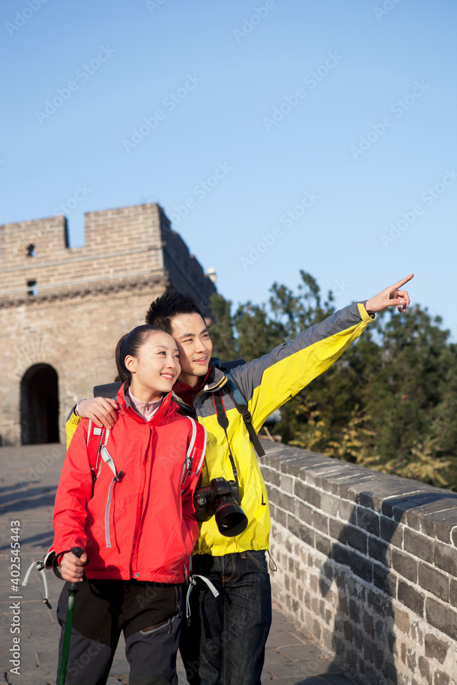 Obraz premium Young couples in the Great Wall Tourism