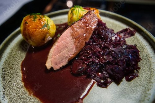 Entenbrust auf Maronen Rotkohl, Kartoffelklöße und Sauerkirschjus, La Vida Local Produktbild