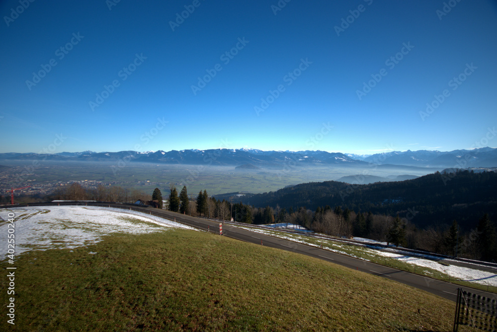 Blick über das österreichische und schweizer Rheintal von Gais in der Schweiz 18.12.2020