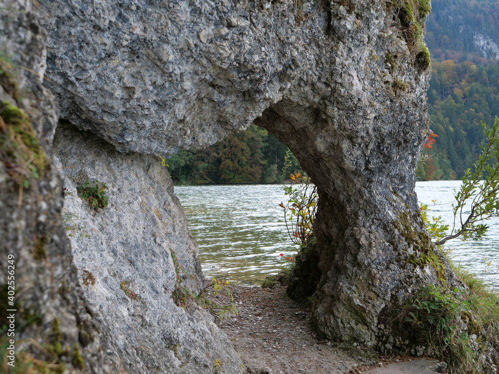 Das Felsentor am Weißensee bei Füssen im Allgäu an den bayerischen Alpen
