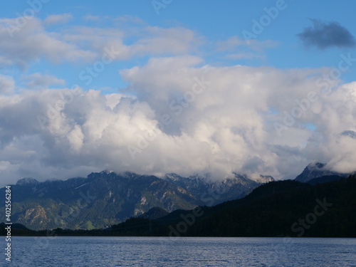 Der Weißensee bei Füssen im Allgäu an den bayerischen Alpen