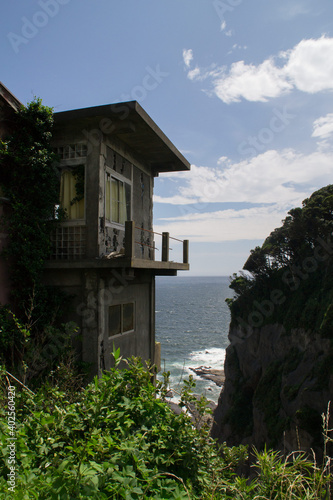 江の島 断崖の家屋