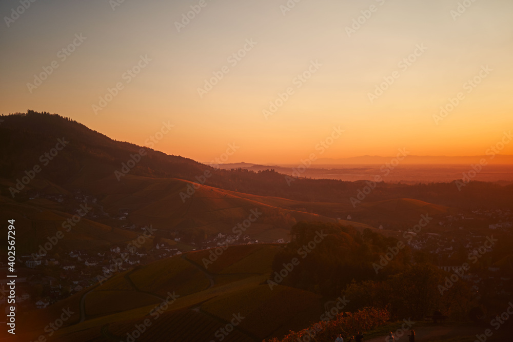 Rot-goldener Sonnenuntergang über einer Weinregion, feuerroter Himmel